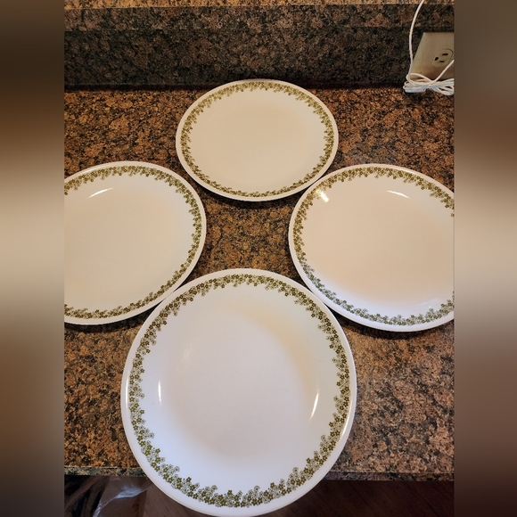 Corelle Other - Corelle 10" Crazy Daisy Plates, Set of 4